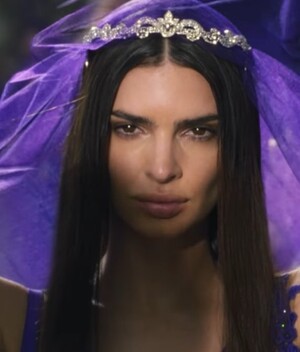 Novias góticas: Versace propone este vestido con Emily Ratajkowski