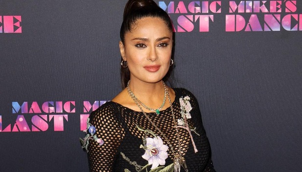 Salma Hayek enciende la alfombra roja en bikini y vestido de red (Foto: Getty Images)