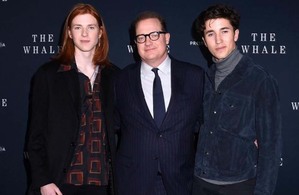 Brendan Fraser y sus hijos en la red carpet de The Whale