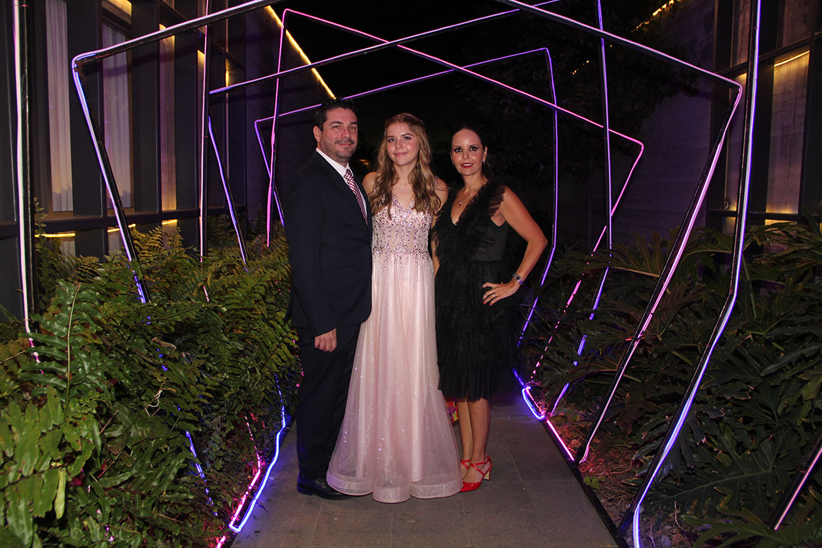 01 Gilberto González, Majo González y Fabiola Azpeitia