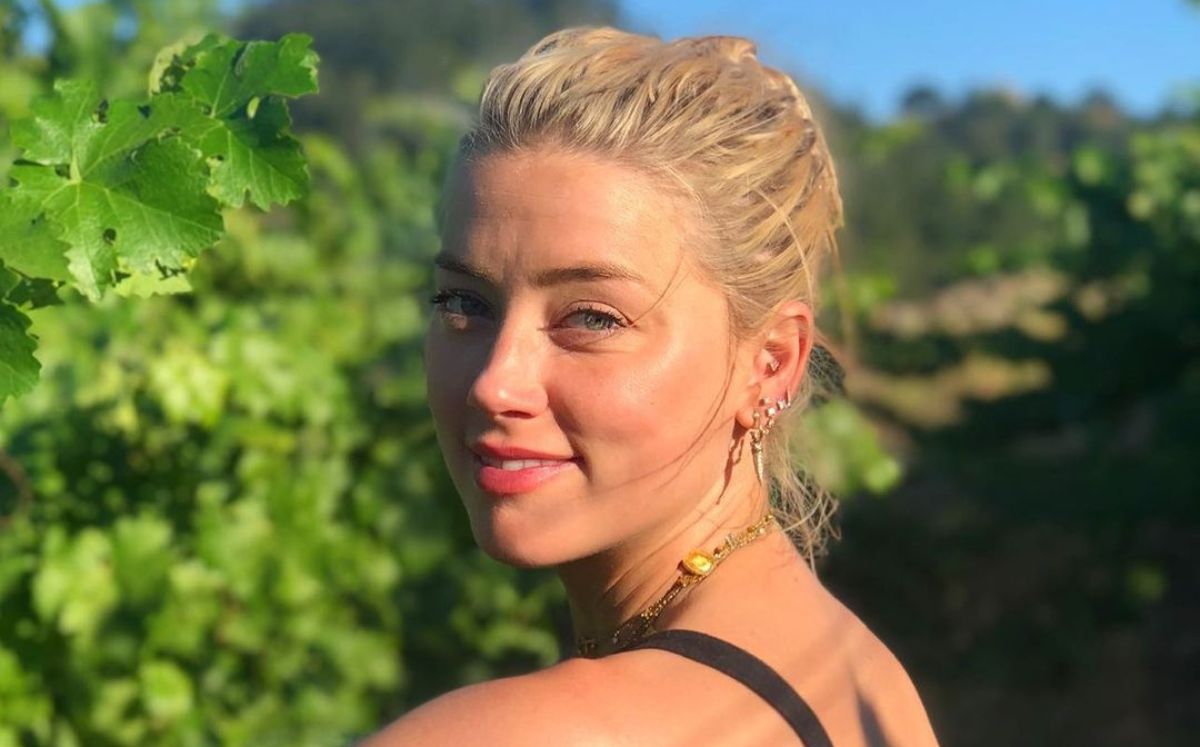 Amber Heard revive el tank top de temporada al ritmo de Selena (Foto: Instagram)