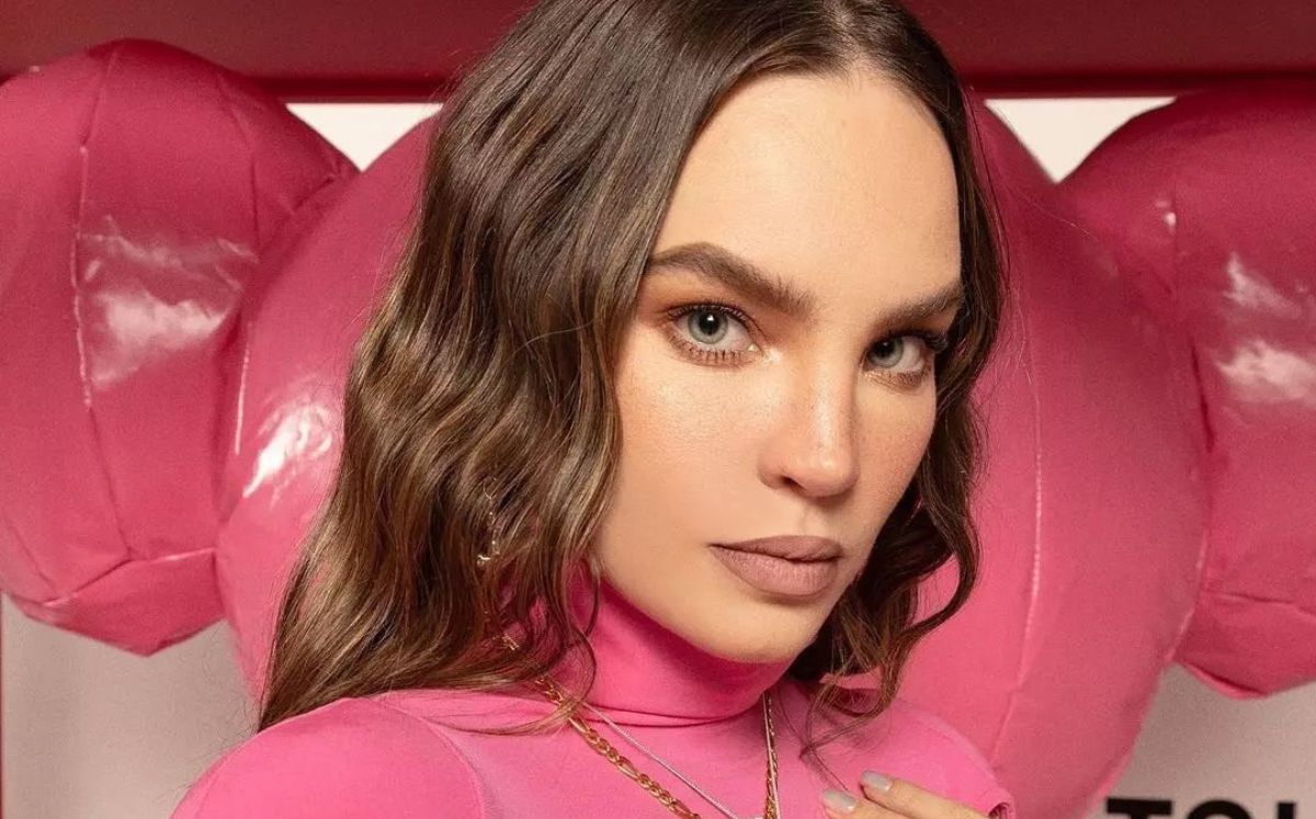 Belinda y el brillante vestido de transparencias el que recibió Febrero (Foto: Instagram)