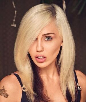Miley Cyrus y el mini vestido negro con el que celebró el éxito de "Flowers" (Foto: Instagram)