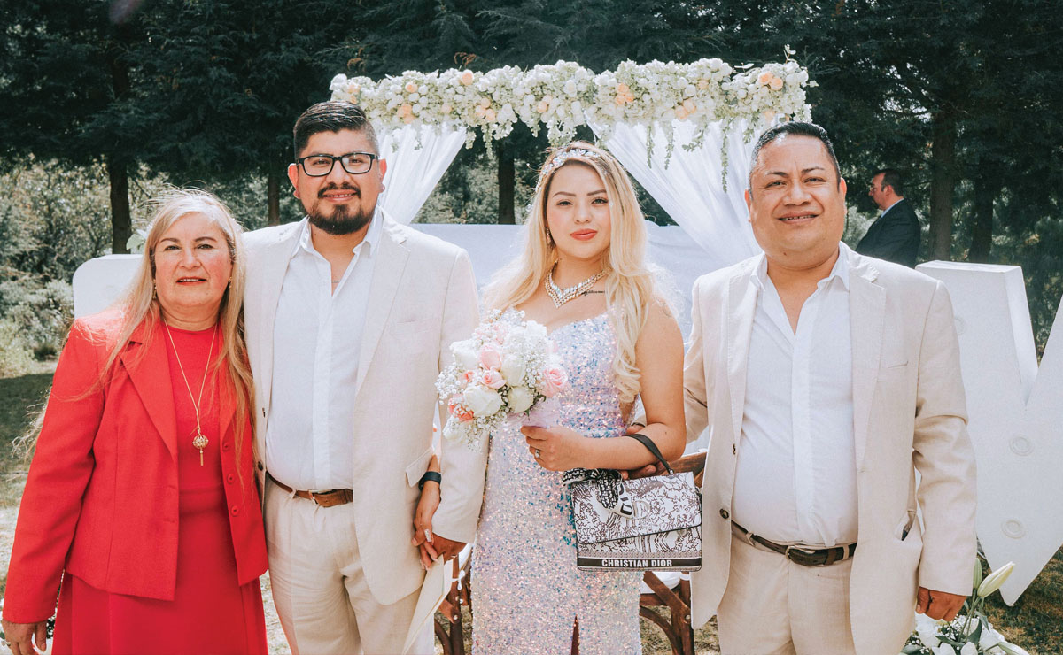 Familia Valdés Linares junto a los novios
