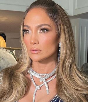 JLo brilla con vestido transparente de fantasía en los Grammy 2023 (Foto: Instagram)