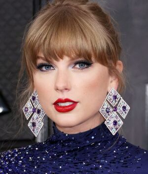 Taylor Swift se roba los Grammy 2023 con brillante crop top y falda (Foto: Getty Images)