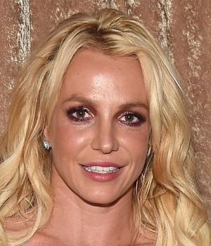 Britney Spears luce irreconocible con arriesgado naked dress | Video (Getty)