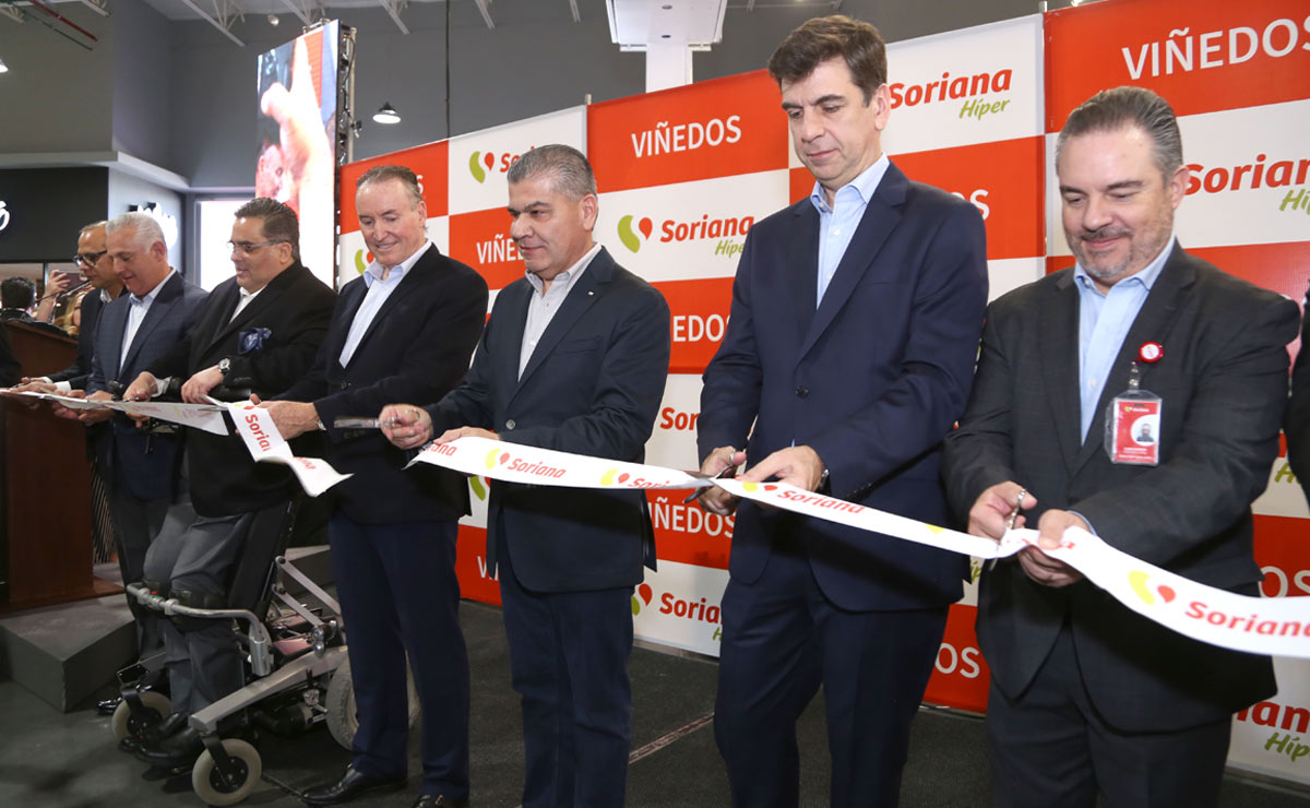 Corte de listón inaugural de Soriana Viñedos