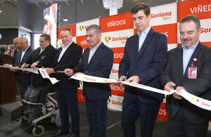 Corte de listón inaugural de Soriana Viñedos