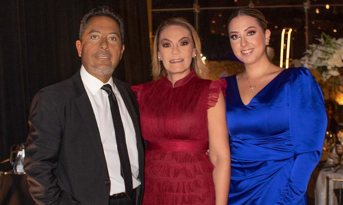 Francisco Gómez, Deborah Butrón y Regina Gómez
