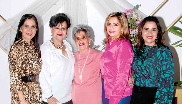 Paty García, Rosa García, Rosa Flores, Myrna García y Marlene García/ Fotos: Dennis Hernández