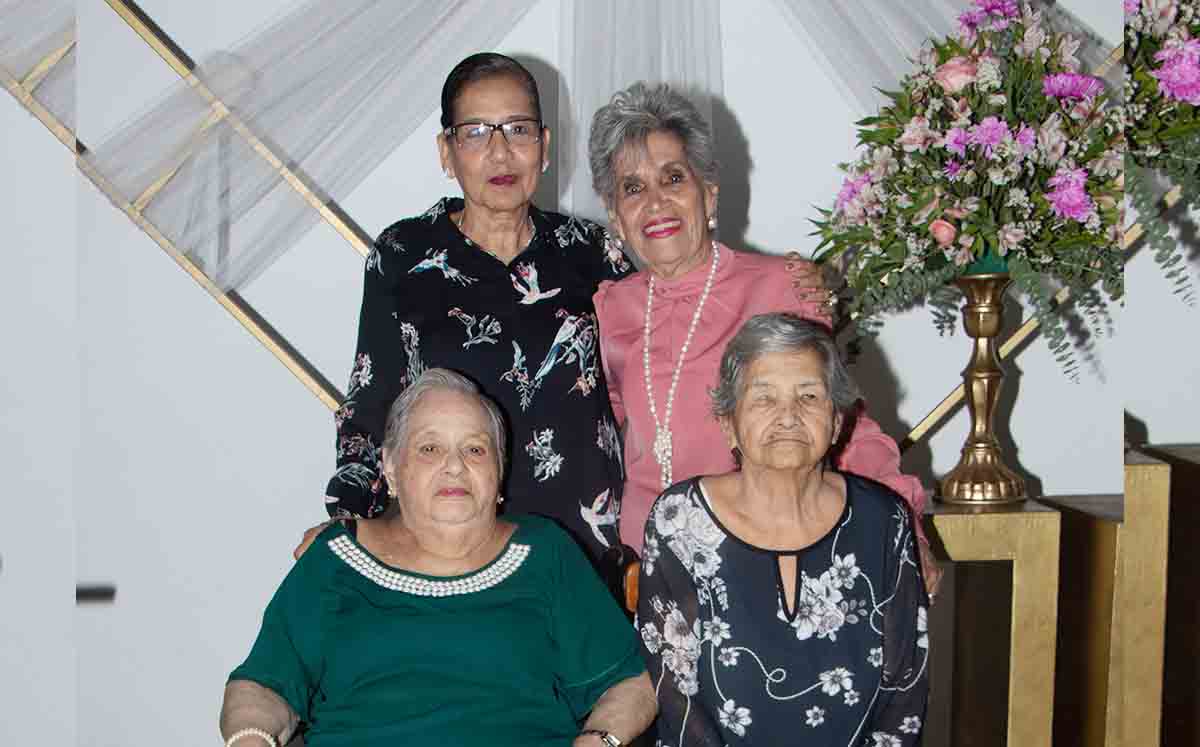 Rosa Flores junto a sus invitadas / Fotos: Dennis Hernández