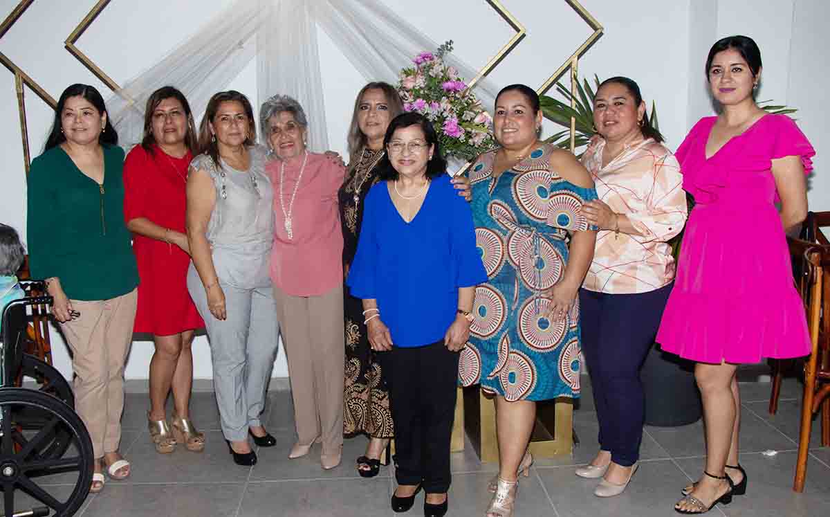 Rosa Flores junto a sus invitadas / Fotos: Dennis Hernández