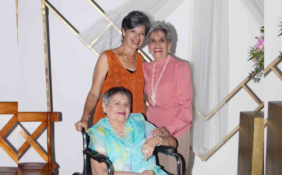 Rosa Flores junto a sus invitadas / Fotos: Dennis Hernández