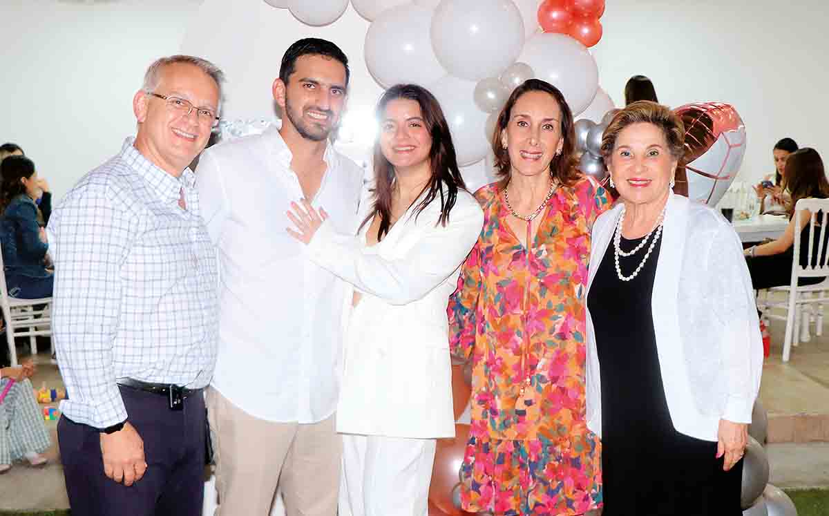 Tessy Aragon y Armando Hage con su familia/ Fotos: Dennis Hernández