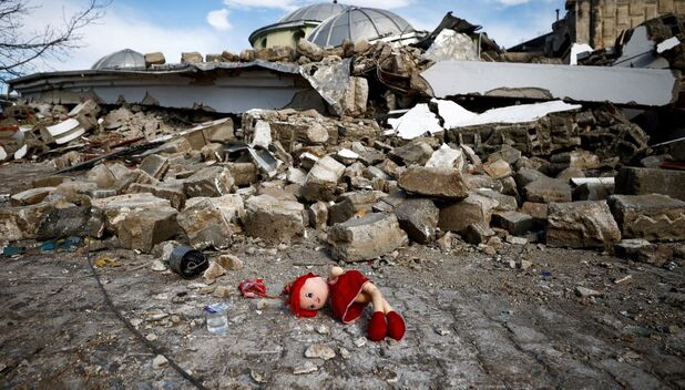 Niña protege a su hermano durante terremoto; su foto se hace viral (Foto: Reuters)