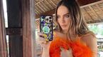 Belinda presume su mini cintura con top de plumas anaranjado | Foto (Instagram: belindapop)