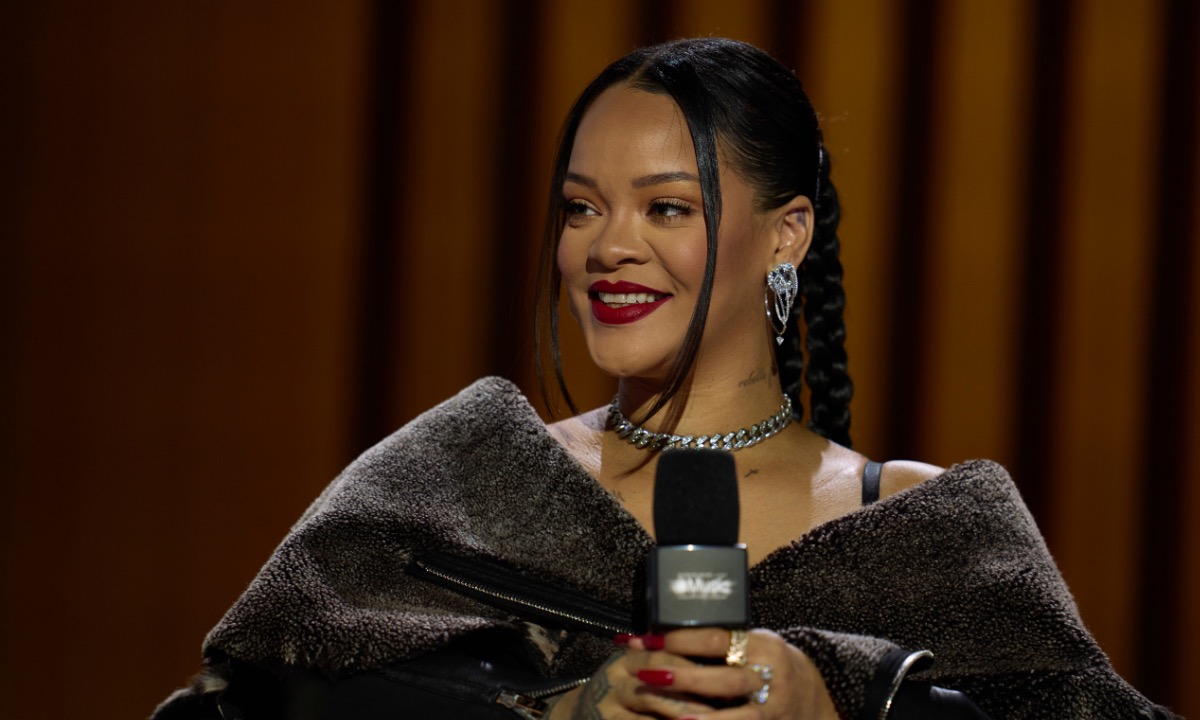 Rihanna luce vestido de cocodrilo antes del Super Bowl | Foto (Getty)