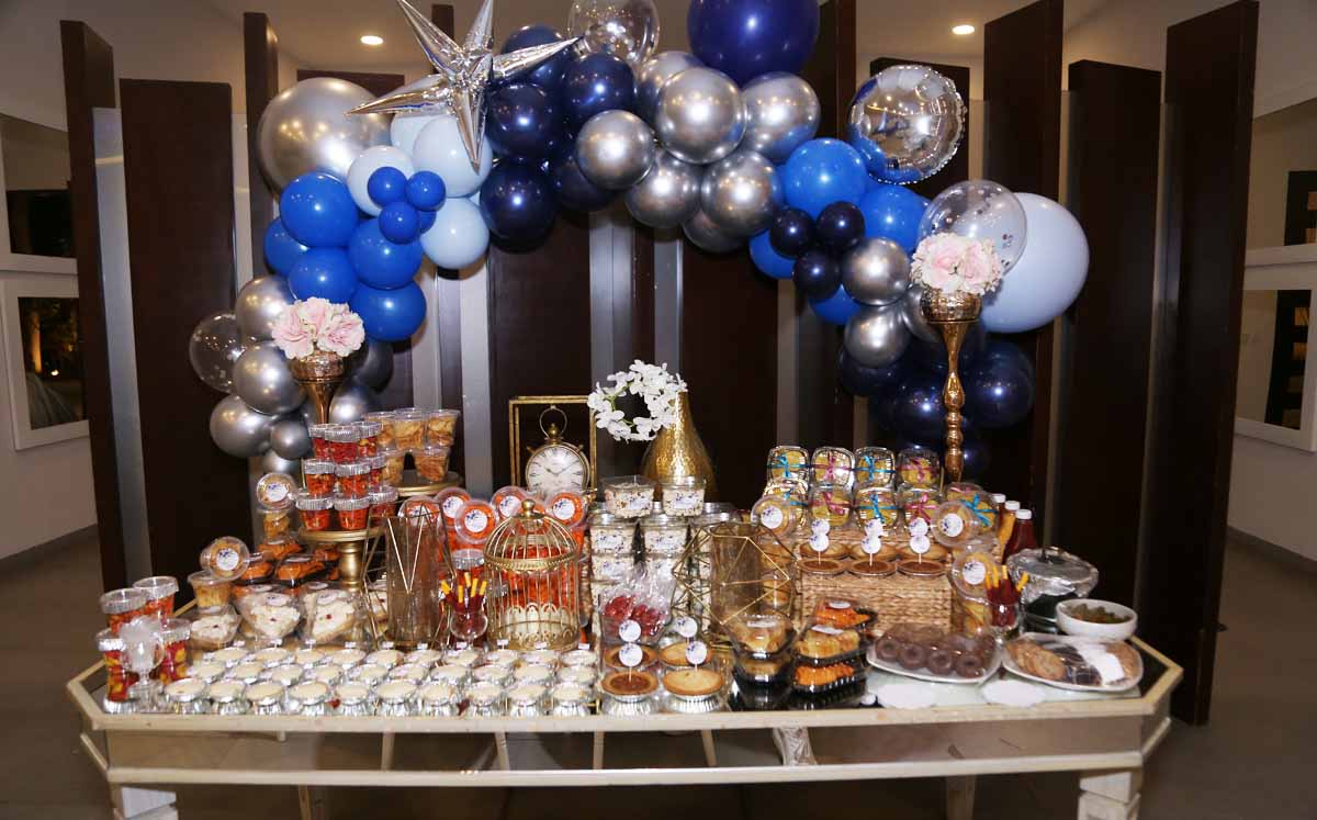 Mesa de postres y snacks