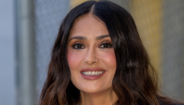 Salma Hayek se une a la tendencia de lencería por fuera con vestido (Getty)