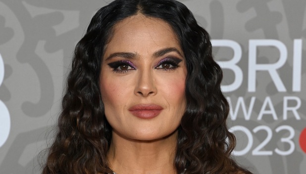 Salma Hayek usa vestido de cuero, corsé y transparencias en los BRITs (Getty)