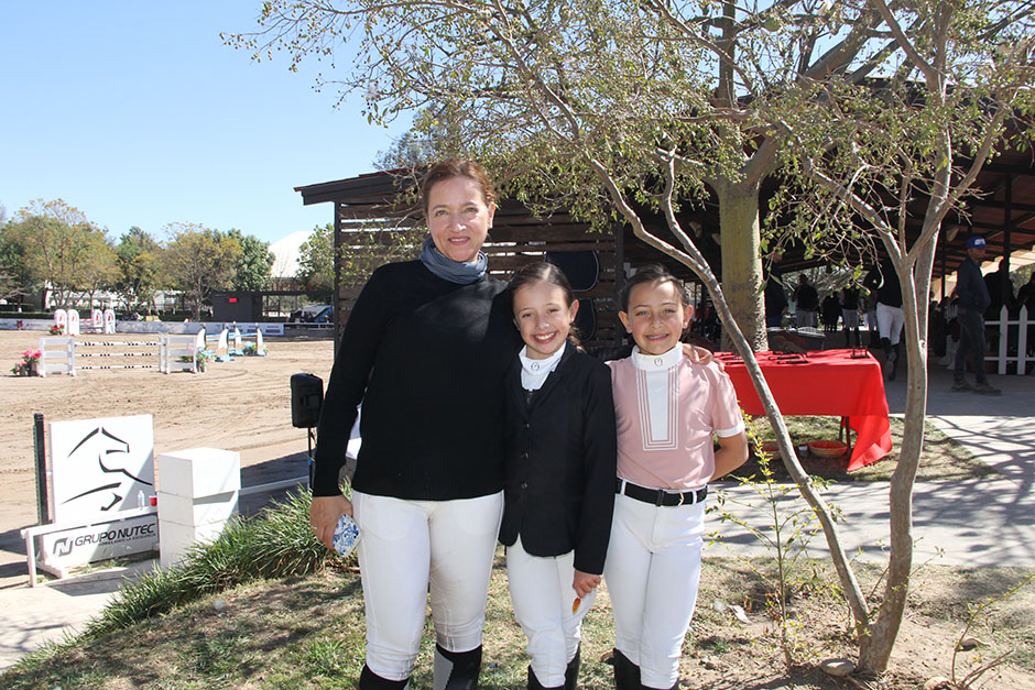 Alejandra Rábago, María Alejandra y María Emilia Delgado.