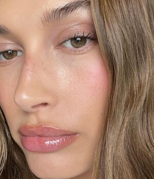El truco de contorno viral de Hailey Bieber
