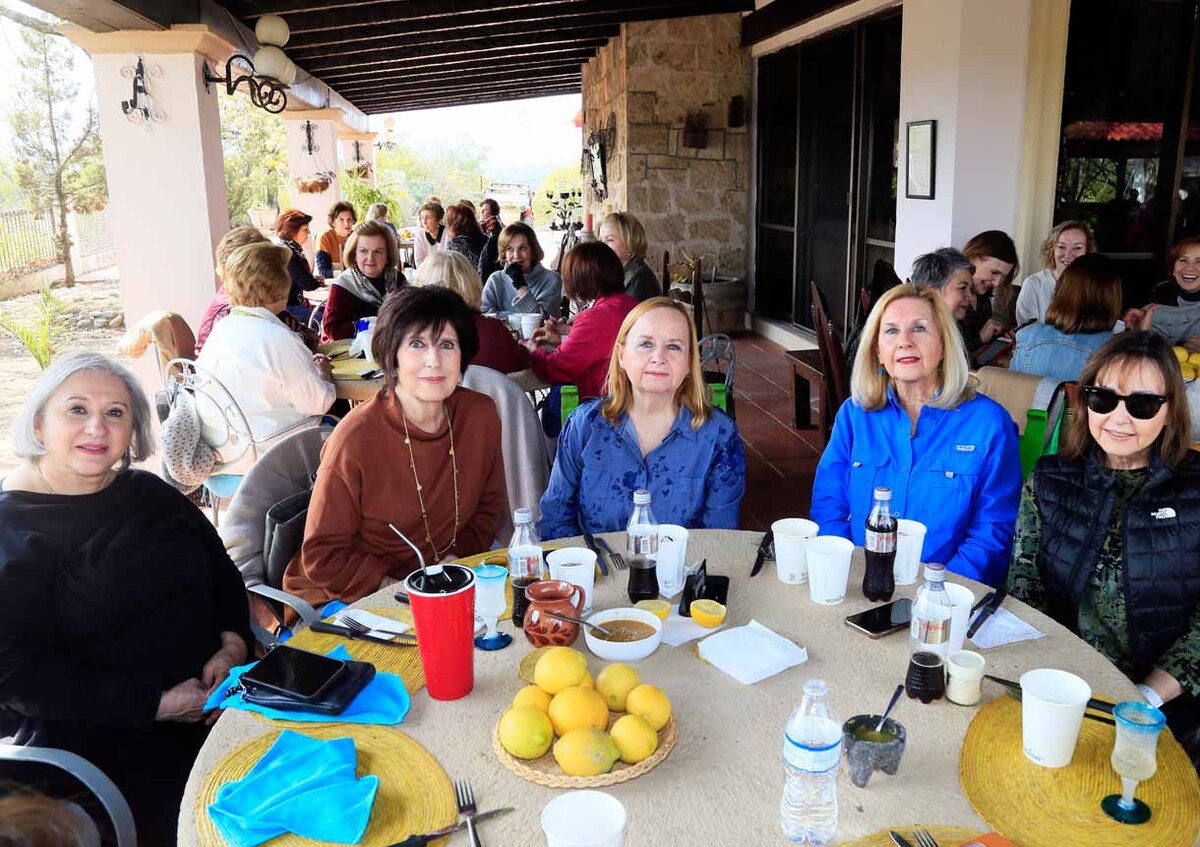Pamela Elizondo de Guzmán, Imelda Assad, Cecilia Villarreal, Delia Villarreal y Nina Villarreal