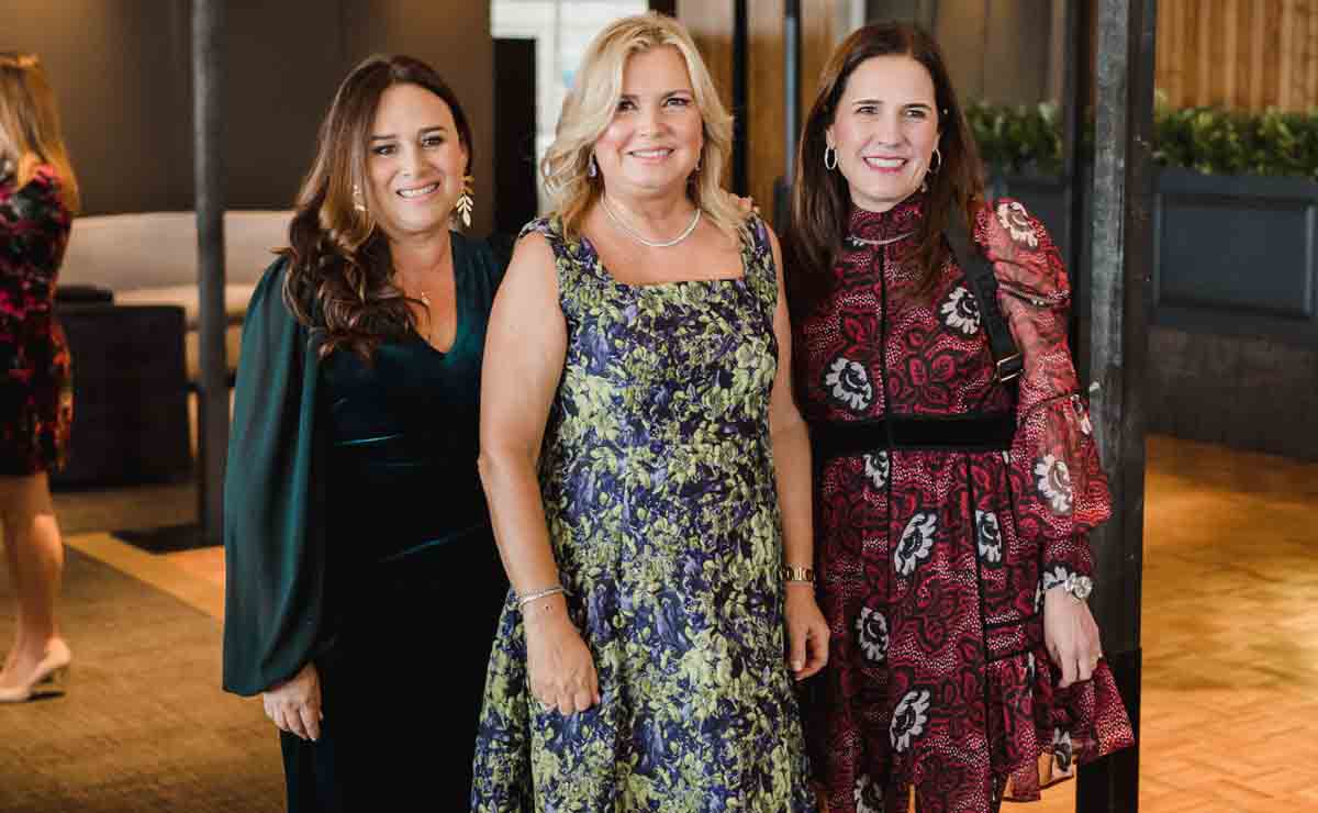 Paty Rodríguez de Coronado con un grupo de invitadas / Fotos: Arturo Alvarado y @magdaazcunagaphoto