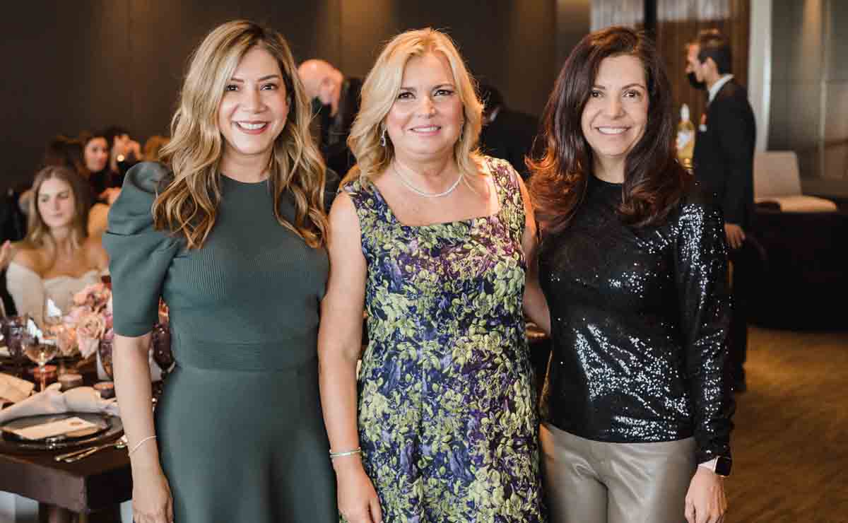 Paty Rodríguez de Coronado con un grupo de invitadas  / Fotos: Arturo Alvarado y @magdaazcunagaphoto