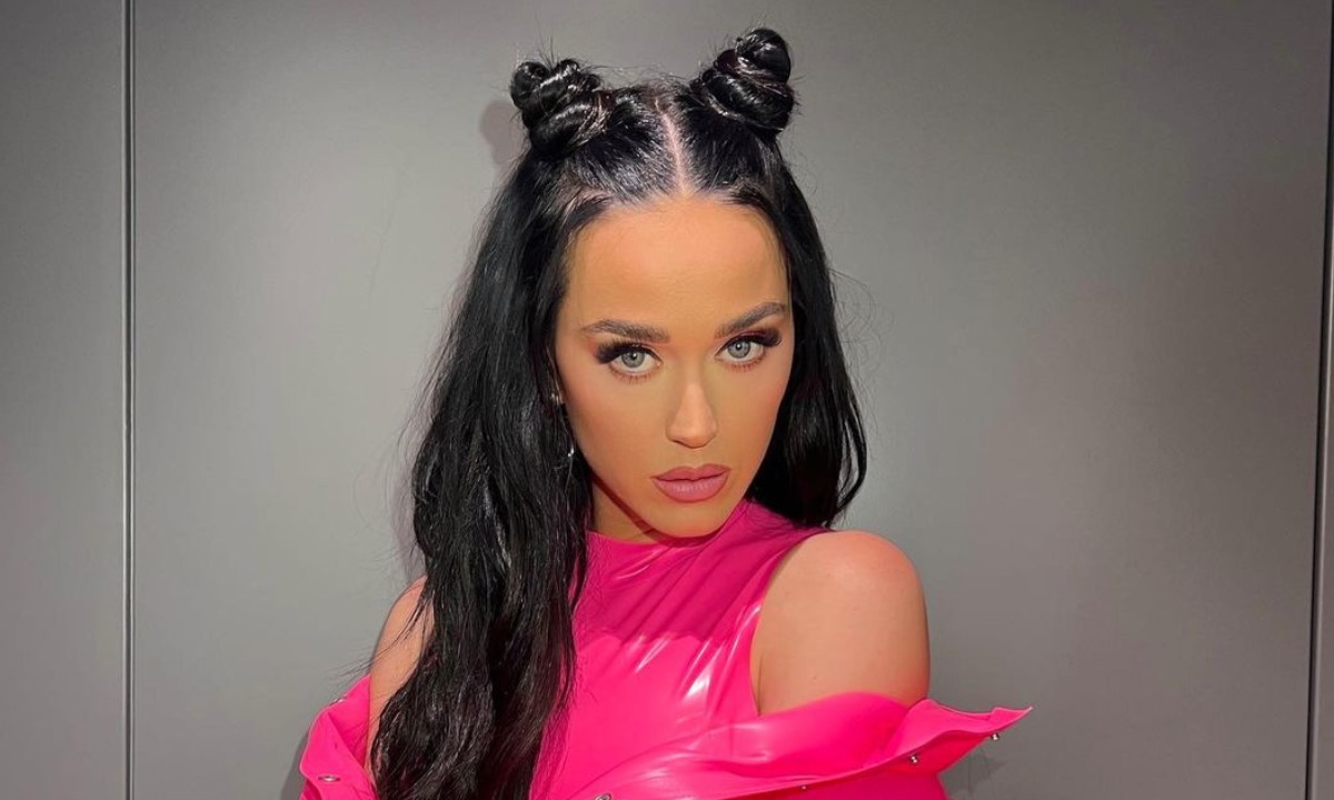 Katy Perry trae de vuelta las mini faldas a la cadera con crop top (Instagram)