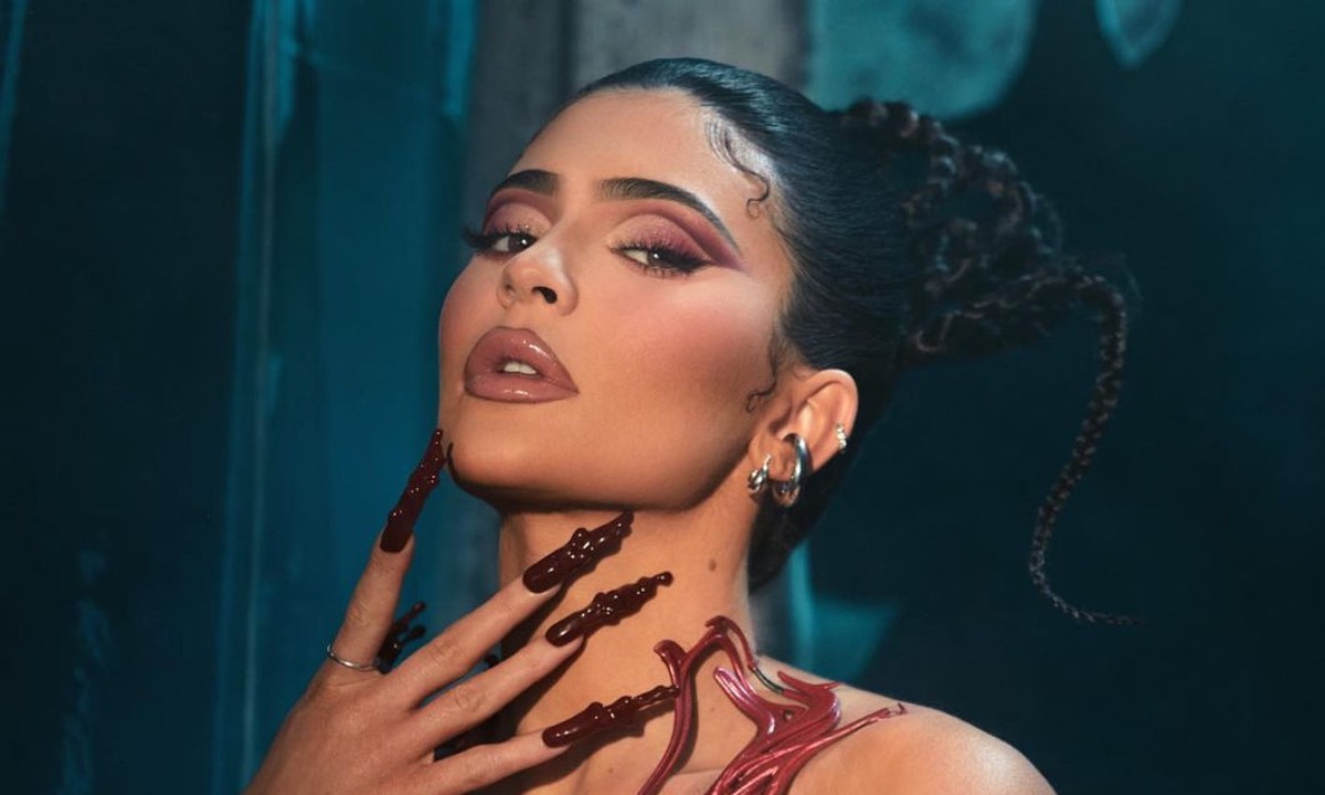 Kylie Jenner usa bikini diseñado por Karl Lagerfeld en los 90 | Foto