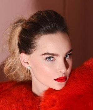 Belinda revoluciona la moda con brillante bralette y mini falda | Foto