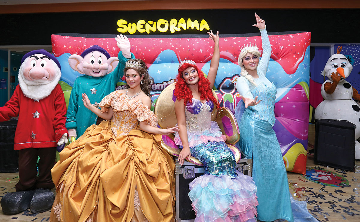 Distintos personajes de Disney visitaron Plaza Central
