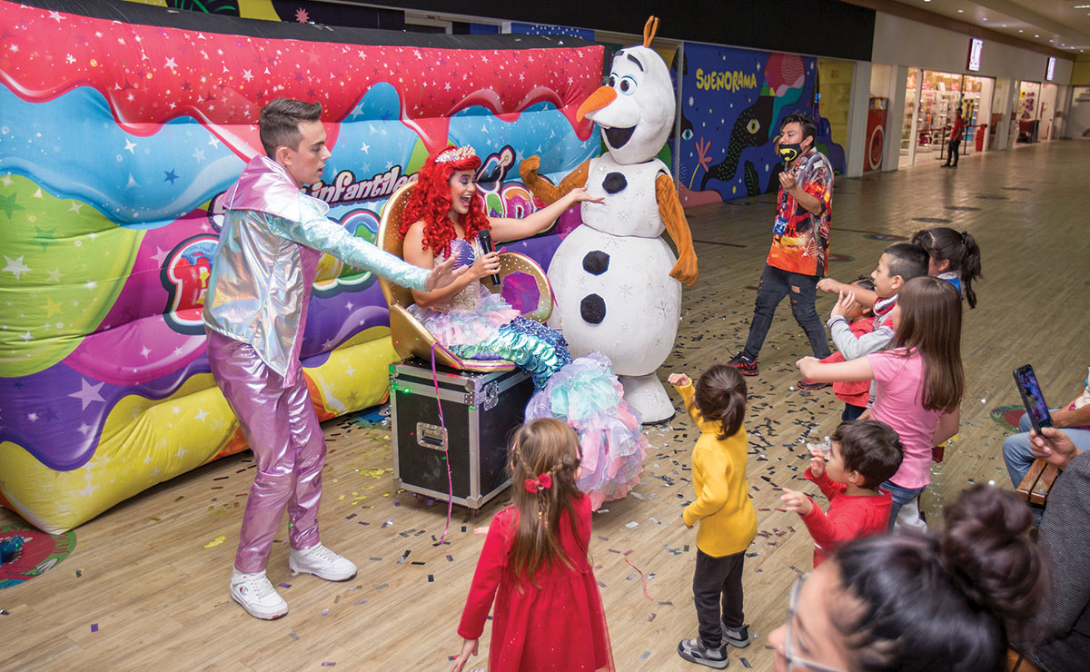 Distintos personajes de Disney visitaron Plaza Central