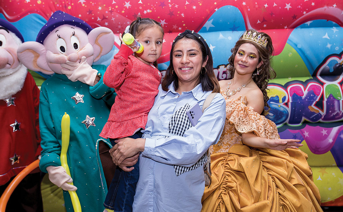 Distintos personajes de Disney visitaron Plaza Central