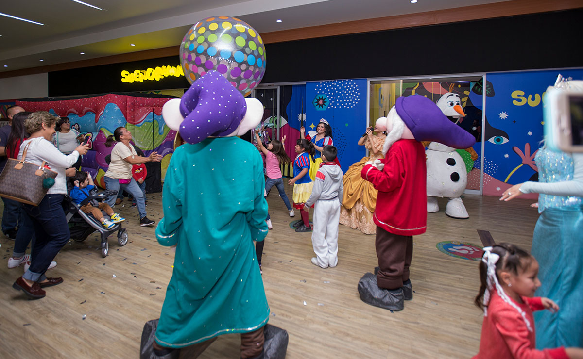 Distintos personajes de Disney visitaron Plaza Central