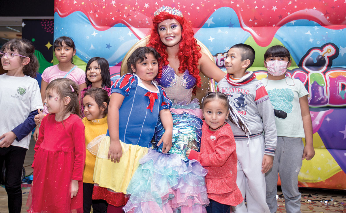 Distintos personajes de Disney visitaron Plaza Central