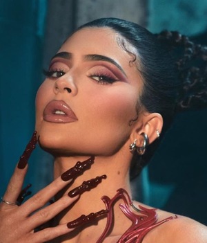 Kylie Jenner usa bikini diseñado por Karl Lagerfeld en los 90 | Foto