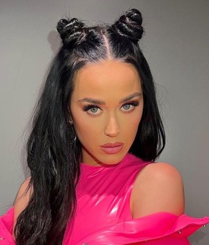 Katy Perry trae de vuelta las mini faldas a la cadera con crop top (Instagram)