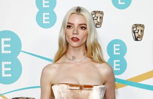 Anya Taylor-Joy mini vestido de terciopelo en los BAFTA 2023 (Foto: Getty Images)