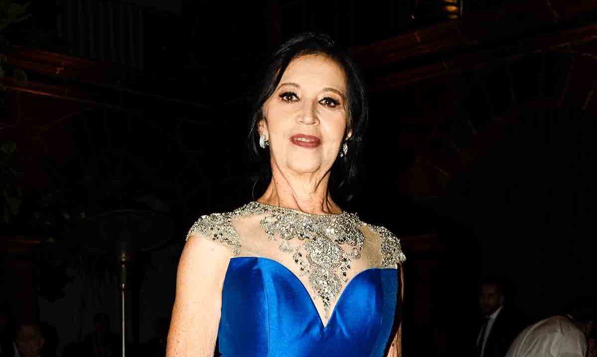 Mary Cobos, mamá de la novia.