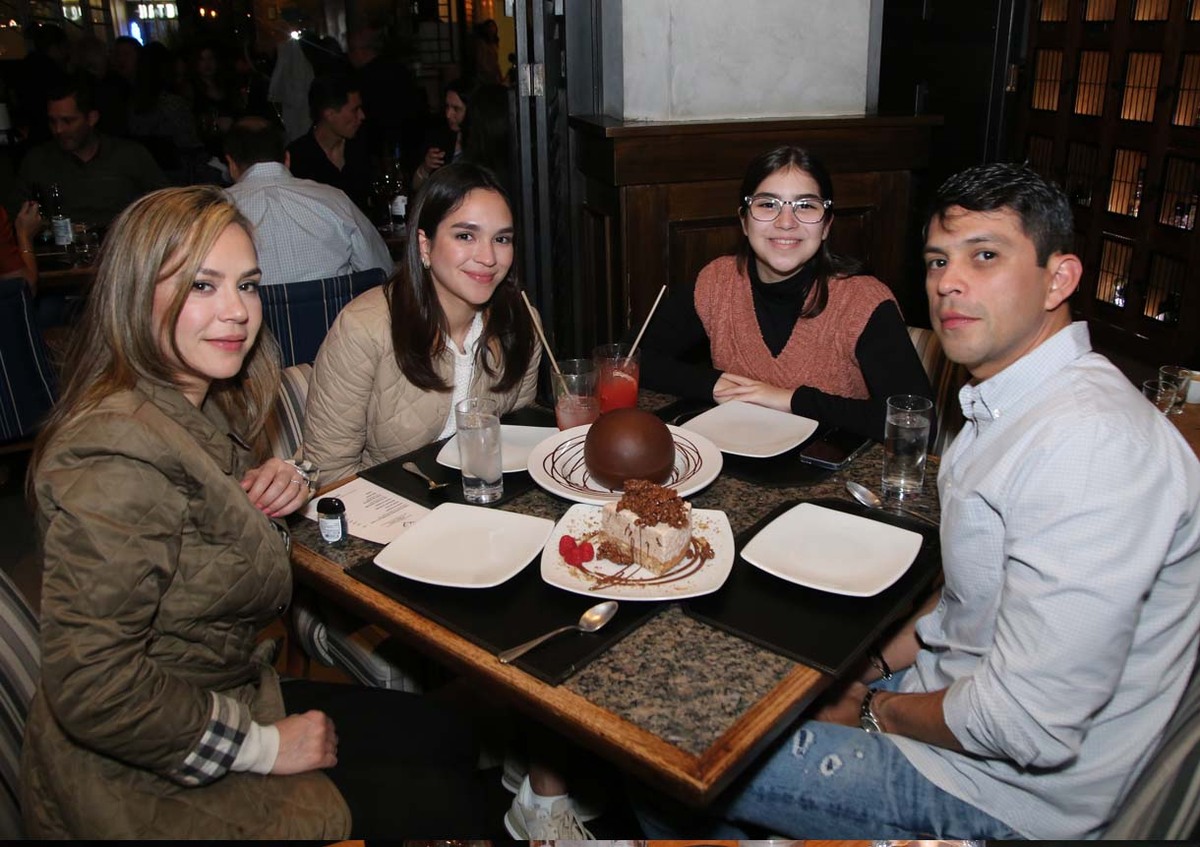 Karina Fernández, Sofia Silerio, Andrea Silerio y Jesús Silerio