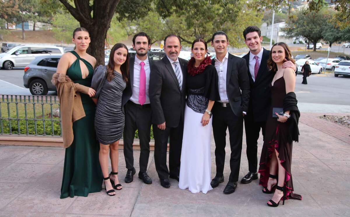 Monserrat de León, Gabriela Saro, Eugenio Saro, Vicente Saro, Gaby Palacios, Vicente Saro, Javier Echenique y Paola Saro