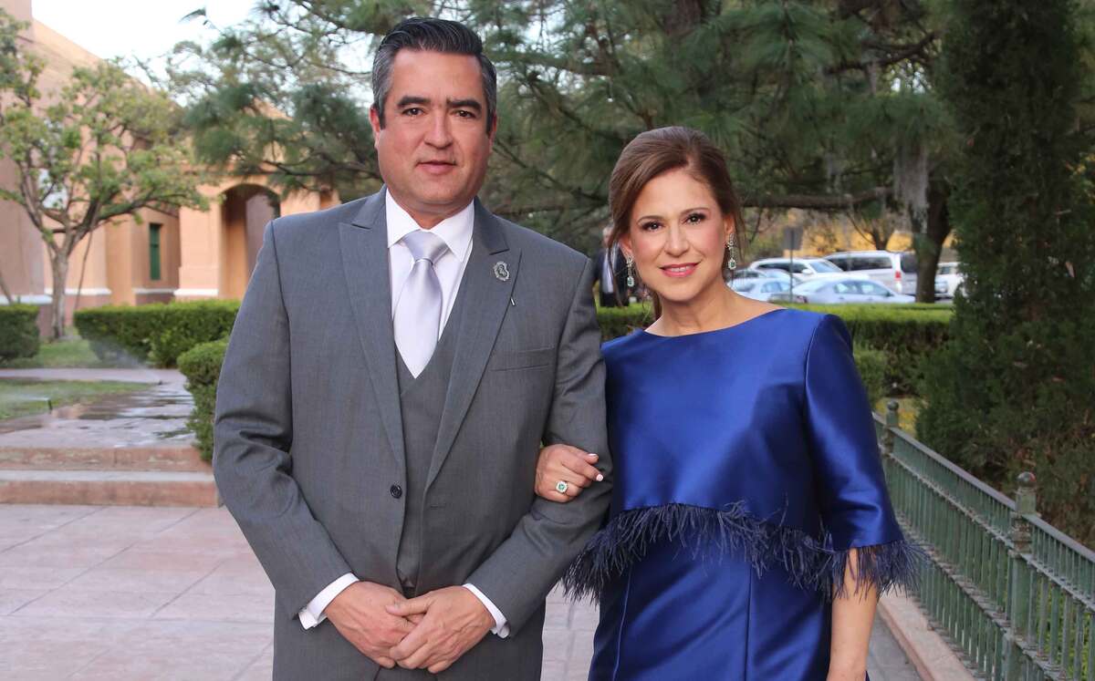 PAPÁS DEL NOVIO. José Saro y Alicia Cantú de Saro