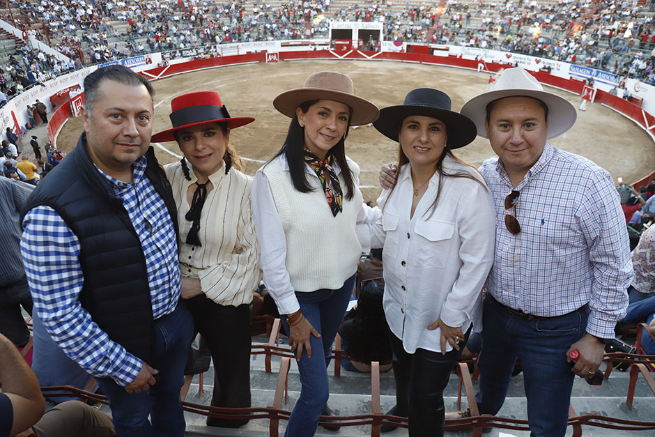 Bernardo Cabrera, Lupita Alatorre, Maricela Cabrera, Araceli Alatorre y Gustavo Cabrera
