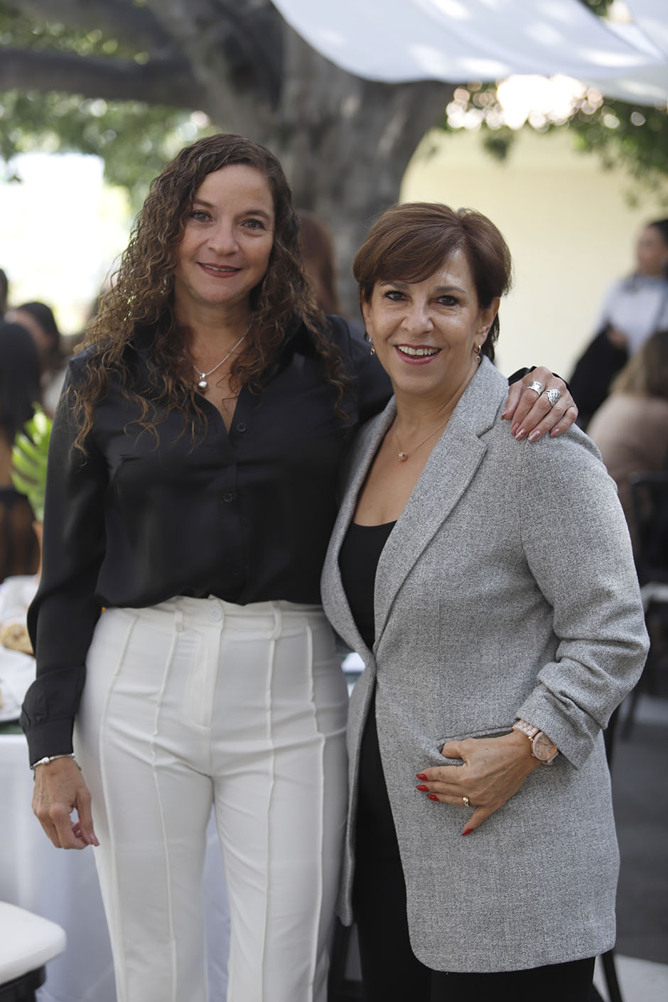 Deborah Albores y Beatriz Flores