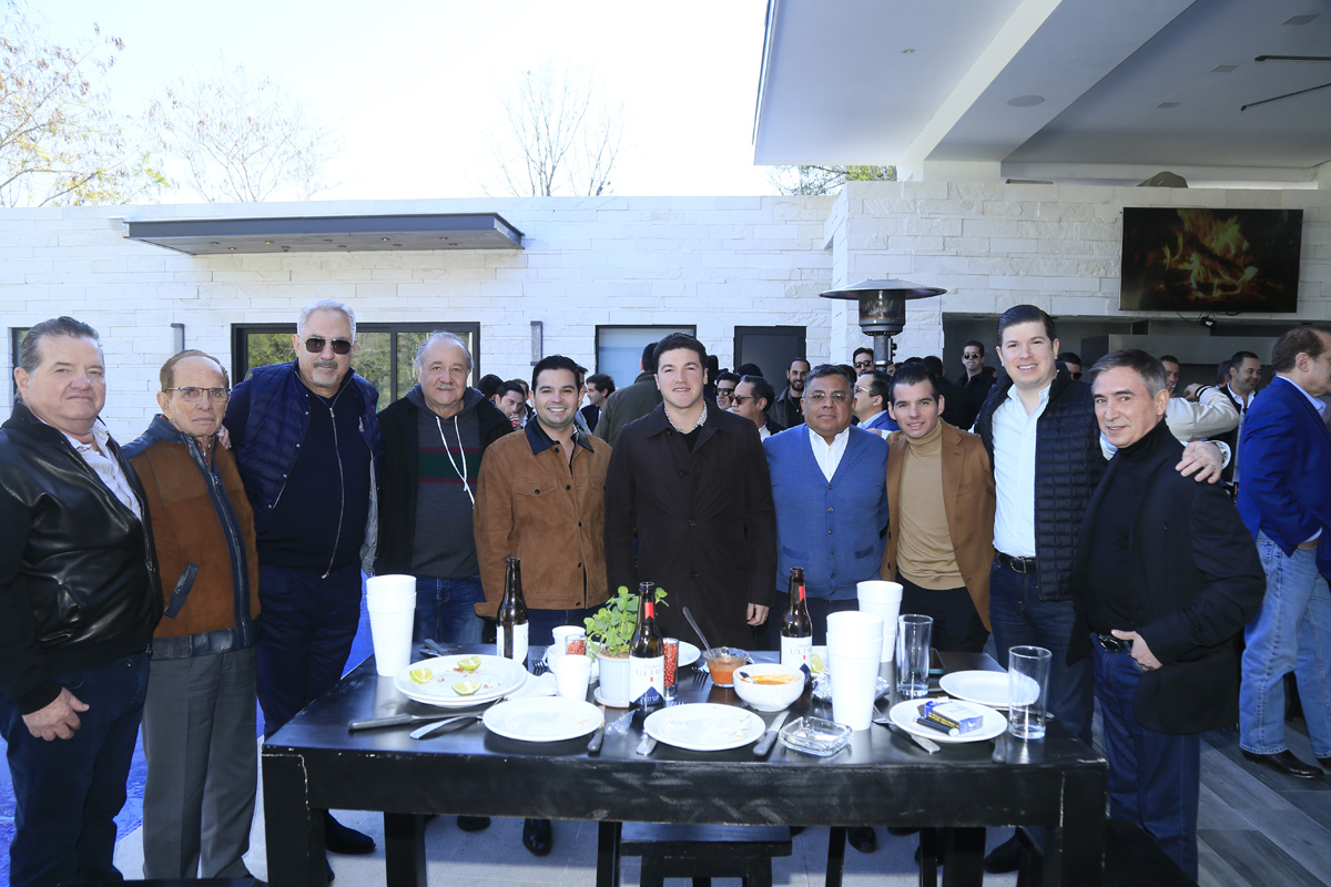 Marcelo Flores junto a familiares y amigos
