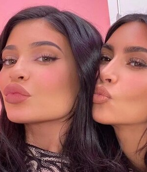 Kylie Jenner y Kim Kardashian vía Instagram