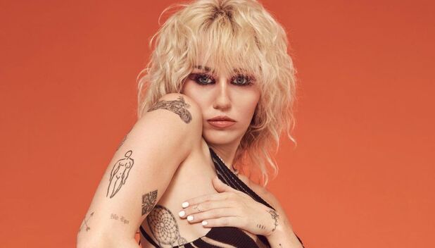Miley Cyrus brilla en traje de baño dorado inspirado en "Flowers" (Foto: Instagram)